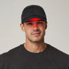 Hombre usando la Gorra RedLume de luz roja