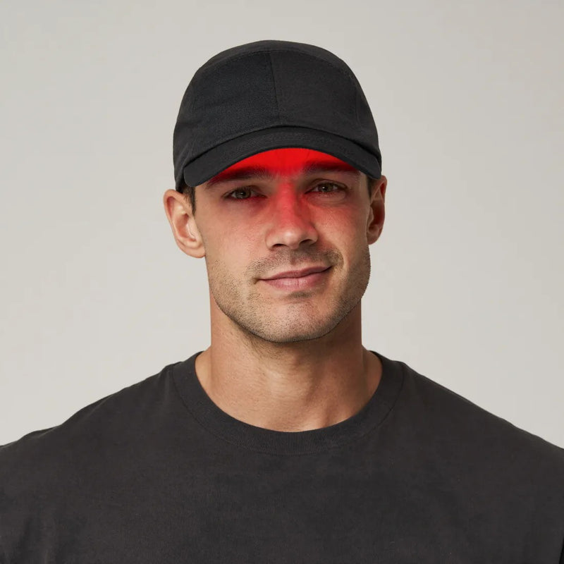 Hombre usando la Gorra RedLume de luz roja