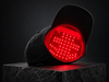 Gorra RedLume con el panel LED encendido